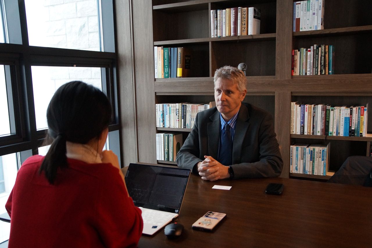 19일 고려대학교 서울캠퍼스에서 유발 셰니(Yuval Shany) 히브리대 법학과 교수가 본지와 인터뷰 하고 있다. [사진 휴먼아시아]