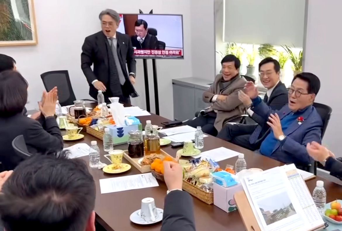 한덕수 전 국무총리에게 징역 23년형이 선고되자 국회에 모여 재판 생중계를 지켜보던 국회 법제사법위원회 소속 의원들이 박수를 치고 있다. 사진 추미애 의원 인스타그램 캡처