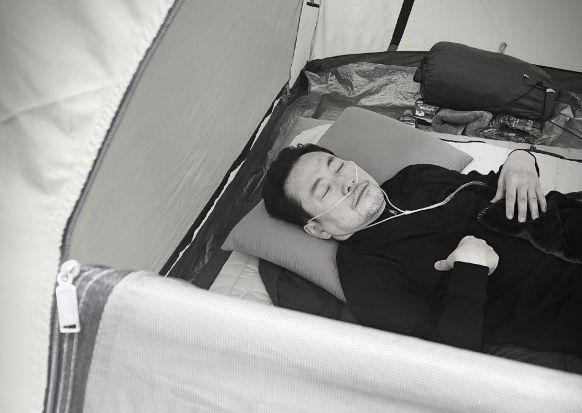 김민수 국민의힘 최고위원이 20일 페이스북에 올린 산소발생기를 착용한 장동혁 대표 모습. 