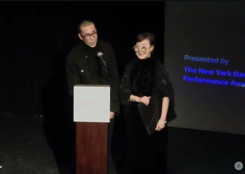 20일(현지시간) 미국 뉴욕에서 열린 베시 어워드에서 '일무'를 안무한 정혜진(오른쪽)과 김성훈이 수상 소감을 말하고 있다. 사진 세종문화회관