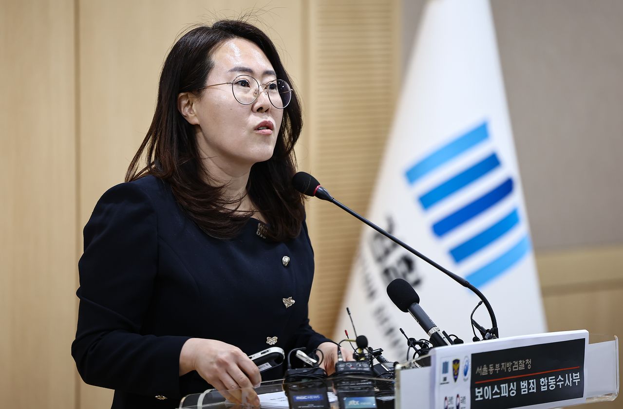 김보성 서울동부지검 보이스피싱범죄 합동수사부 부장이 21일 서울 송파구 서울동부지방검찰청에서 열린 보이스피싱범죄 합동수사부 자금 세탁범 검거 관련 브리핑을 하고 있다. 서울동부지검 보이스피싱범죄 합동수사부는 이날 브리핑을 통해 보이스피싱 피해금을 세탁한 조직원 13명을 입건하고 7명을 구속기소 했다고 밝혔다. 뉴스1