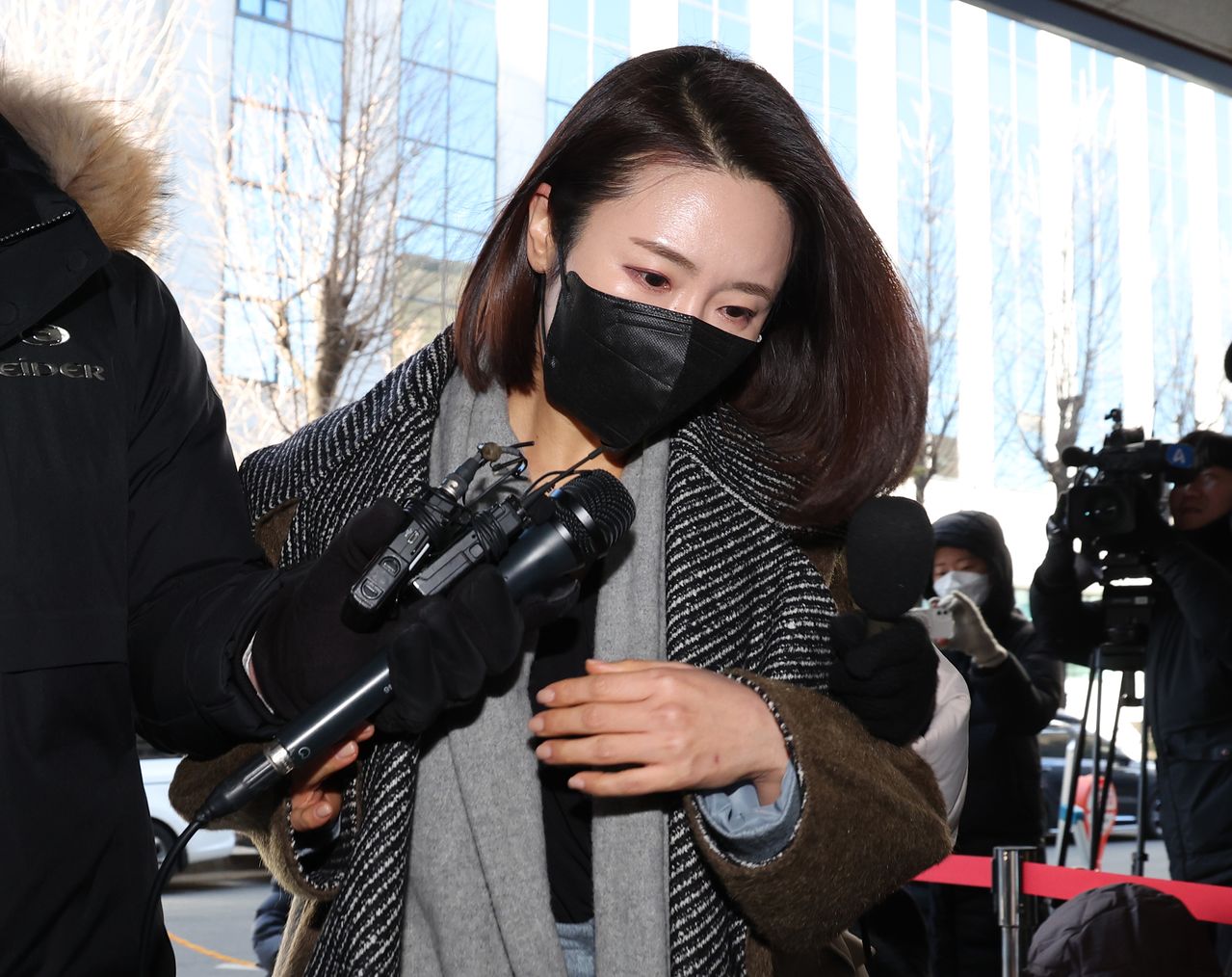 더불어민주당을 탈당한 김병기 의원의 측근으로 알려진 이지희 동작구의회 부의장이 21일 서울 마포구 서울경찰청 광역수사단 공공범죄수사대에 정치자금법 위반 혐의로 조사를 받기 위해 출석하고 있다. 이 부의장은 김 의원의 공천현금 수수와 차남 숭실대 특혜 편입 의혹에 연루된 혐의를 받고 있다. 뉴시스