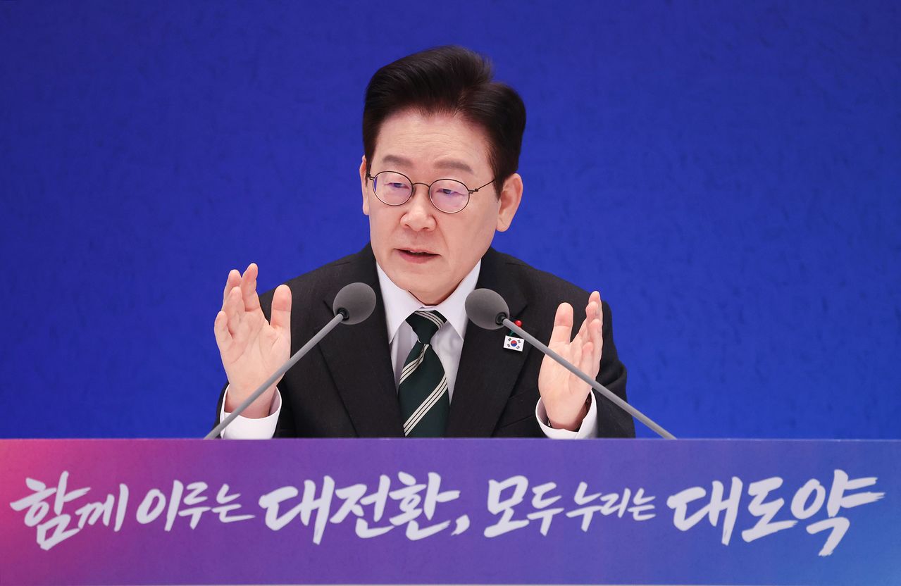 이재명 대통령이 21일 오전 청와대 영빈관에서 2026 신년 기자회견 '함께 이루는 대전환, 모두 누리는 대도약'에서 발언하고 있다. 청와대사진기자단