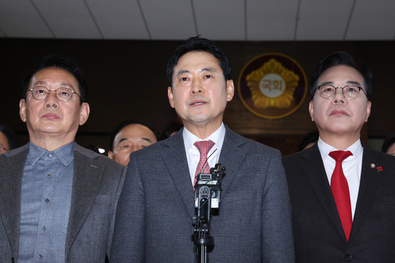 장동혁 국민의힘 대표가 지난해 12월 23일 서울 여의도 국회에서 열린 제430회국회(임시회) 제2차 본회의에서 '12·3 윤석열 비상계엄 등에 대한 전담재판부 설치 및 제보자 보호 등에 관한 특별법안(대안)에 대한 수정안'에 대한 무제한 토론(필리버스터)을 마친 후 입장을 밝히고 있다. 뉴스1