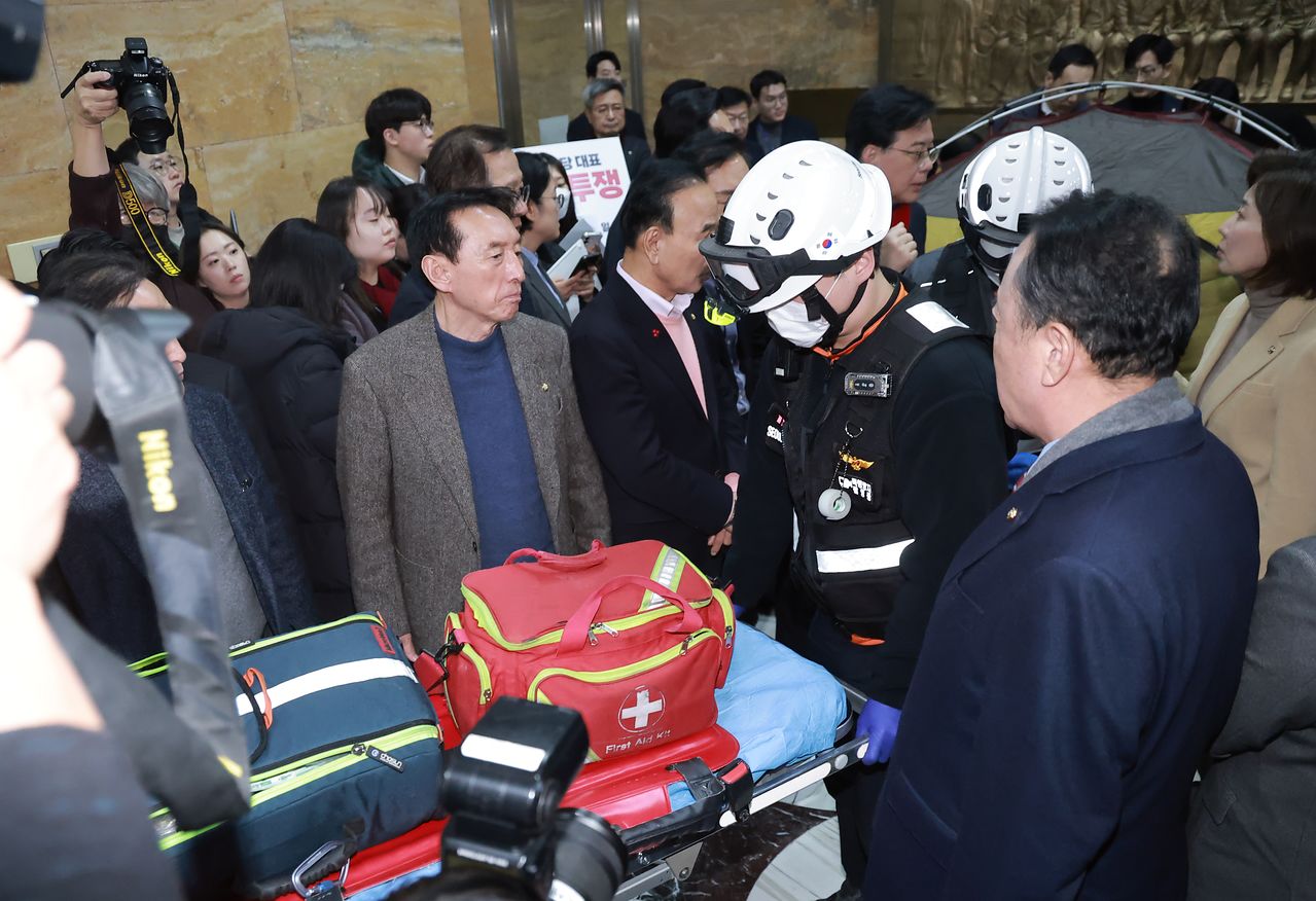 21일 국민의힘 장동혁 대표가 단식 농성 중인 국회 로텐더홀에 구급대원들이 도착하고 있다. 연합뉴스