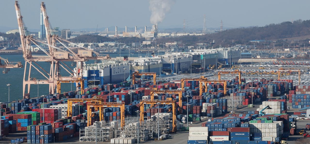 경기도 평택시 포승읍 평택항에 수출용 컨테이너가 쌓여있는 모습. 뉴스1