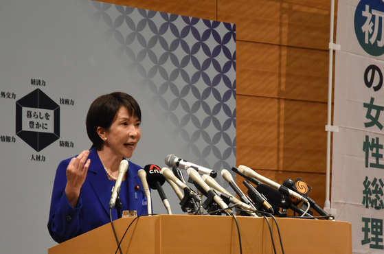 다카이치 사나에 총리가 "식품 소비세를 2년간 부과하지 않는 안을 검토하겠다"고 밝히면서 일본 재정 악화 우려가 국채 시장에 영향을 미쳤다. 오누키 도모코 특파원