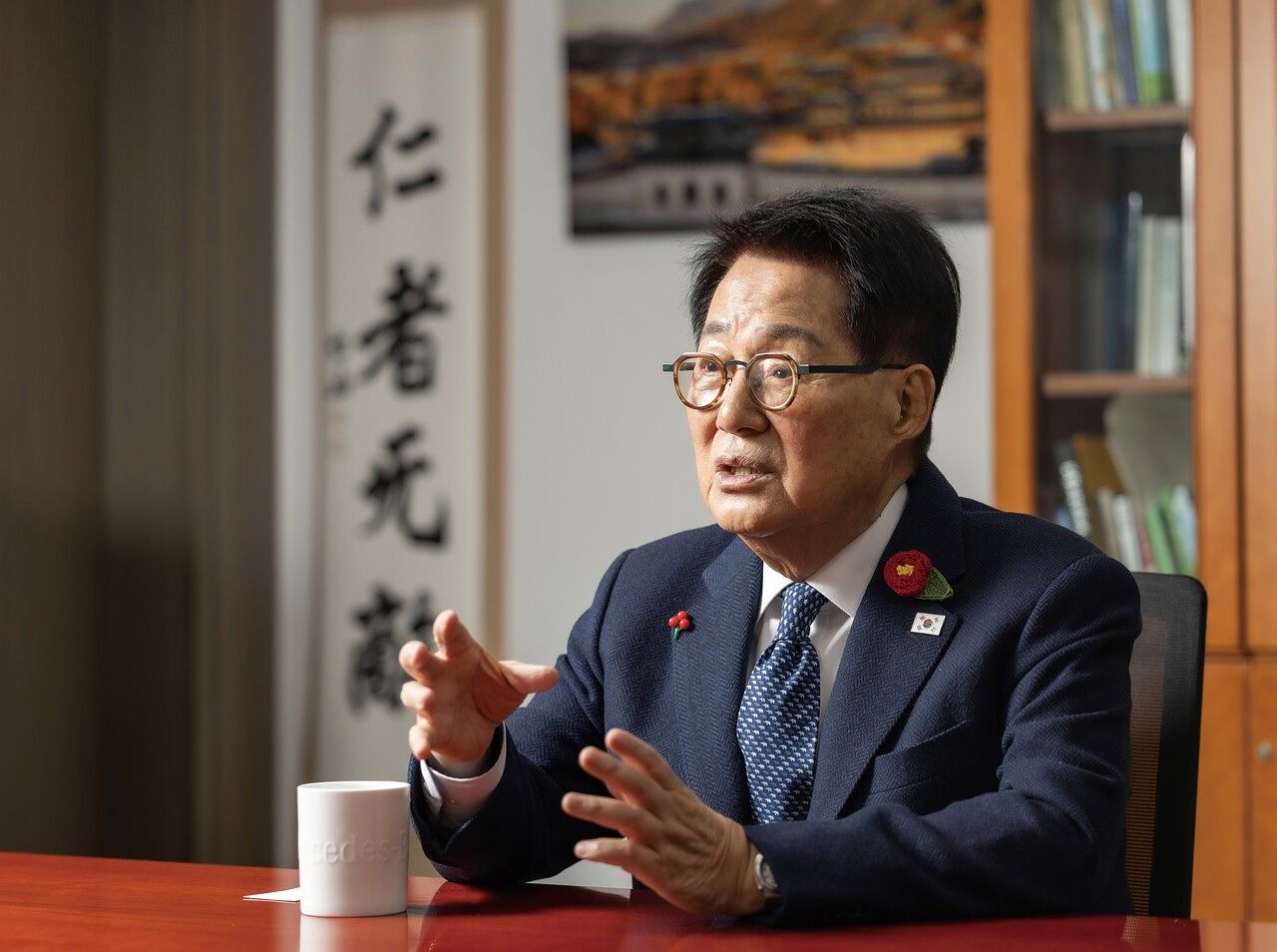 지난 1월 9일, 박지원 의원과 국회의원회관 615호실에서 마주 앉았다. 그의 등 뒤로 보이는 ‘인자무적(仁者無敵)’ 글씨처럼 박 의원은 특별한 적이 없는 관록의 정치인으로 꼽힌다. 최기웅 기자