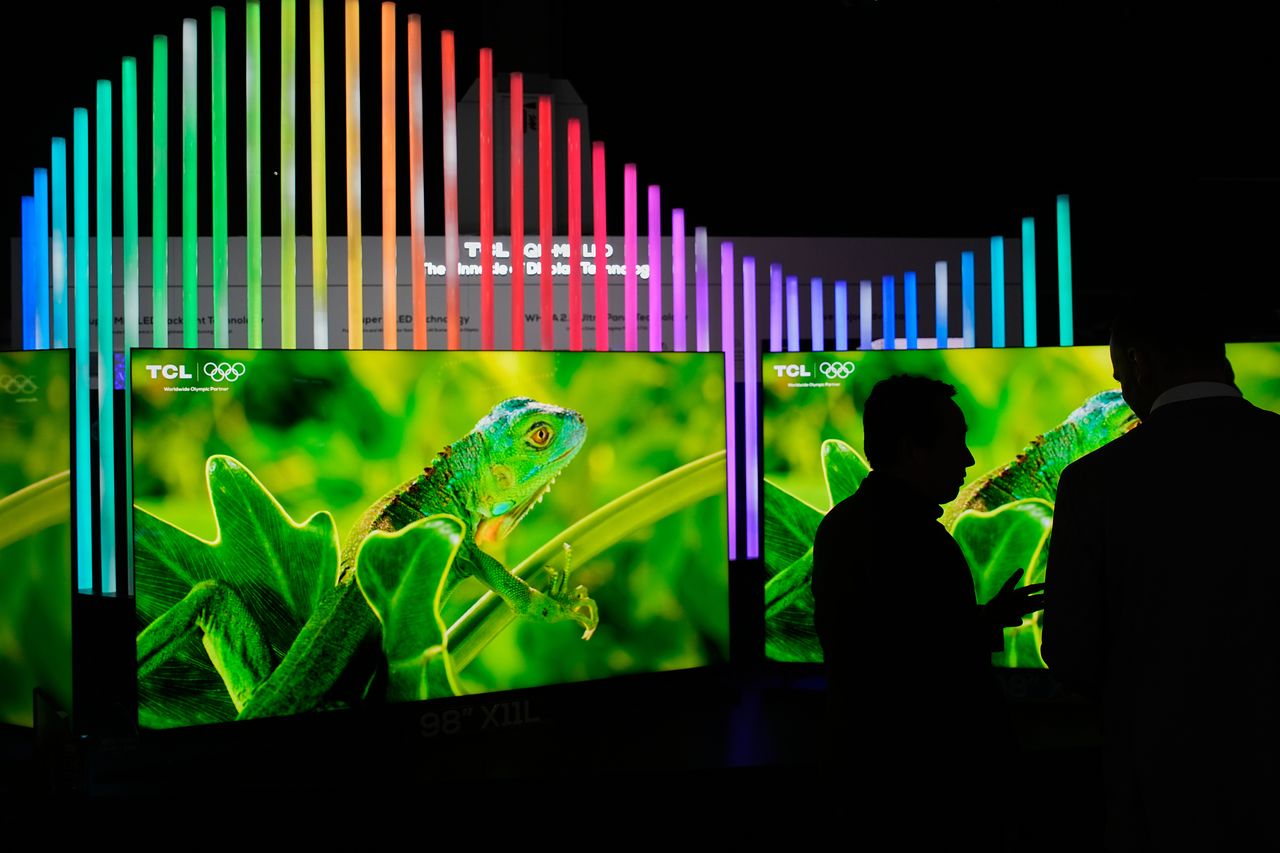 지난 7일(현지시간) 미국 라스베이거스에서 열린 세계 최대 가전·IT 전시회 ‘CES 2026’에서 관람객들이 중국 TCL 부스에 전시된 SQD 미니 LED TV를 살펴보고 있다. AP=연합뉴스