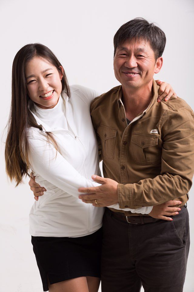 생전 행복한 모습으로 함께 기념 사진을 찍은 부친 배원용씨(오른쪽)와 배소현. 딸은 2019년 세상을 떠난 아버지에 대한 그리움을 담담하게 털어놨다. [사진 조원범 작가]