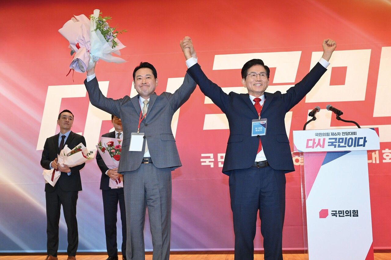 지난해 8월 국민의힘 당대표에 선출된 장동혁(앞줄 왼쪽) 후보와 탈락한 김문수 후보가 지지자들에게 인사하고 있다. [중앙포토]