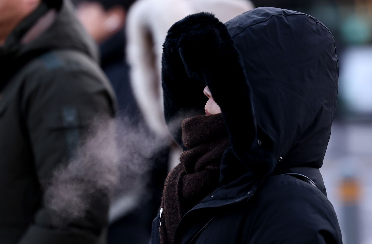 서울 전역에 한파주의보가 내려진 21일 오전 서울 세종대로 광화문역 네거리에서 두꺼운 옷을 입은 시민들이 발걸음을 옮기고 있다. 뉴스1