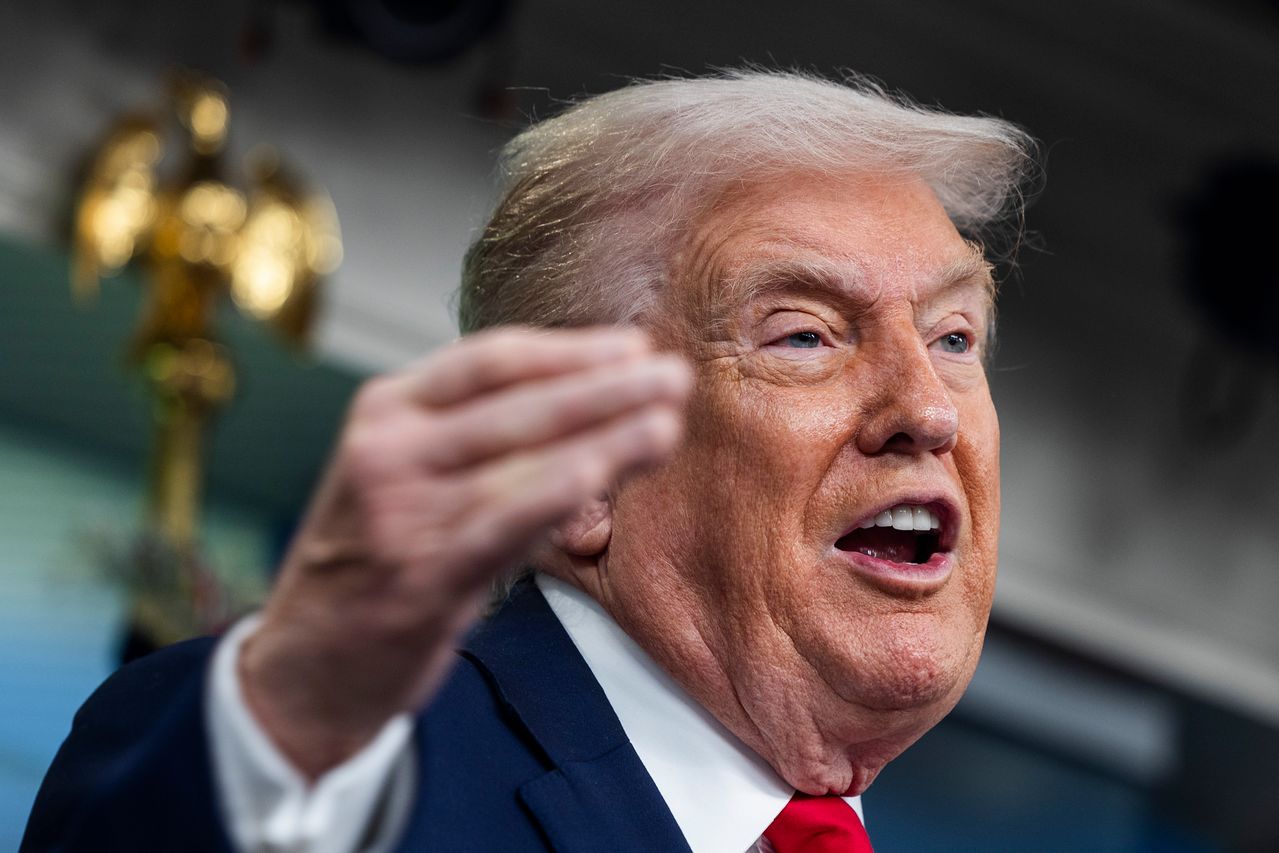 도널드 트럼프 미국 대통령이 20일(현지시간) 백악관에서 진행한 취임 1주년 기자회견에서 기자들의 질문에 답하고 있다. EPA=연합뉴스