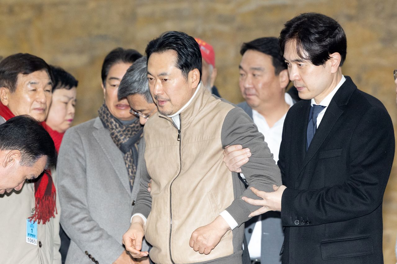 장동혁 국민의힘 대표가 21일 서울 여의도 국회 로텐더홀에서 더불어민주당의 통일교 및 공천뇌물 특검 수용을 촉구하며 7일째 단식을 이어가는 가운데 부축을 받으며 발걸음을 옮기고 있다. 뉴스1