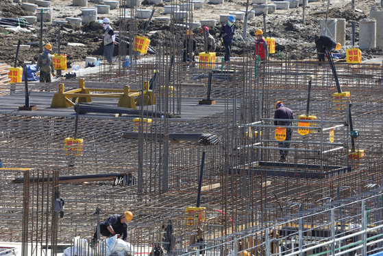  경기도 고양시 덕양구 도내동 창릉지구에서 근로자들이 철근 작업을 하고 있다. 연합뉴스