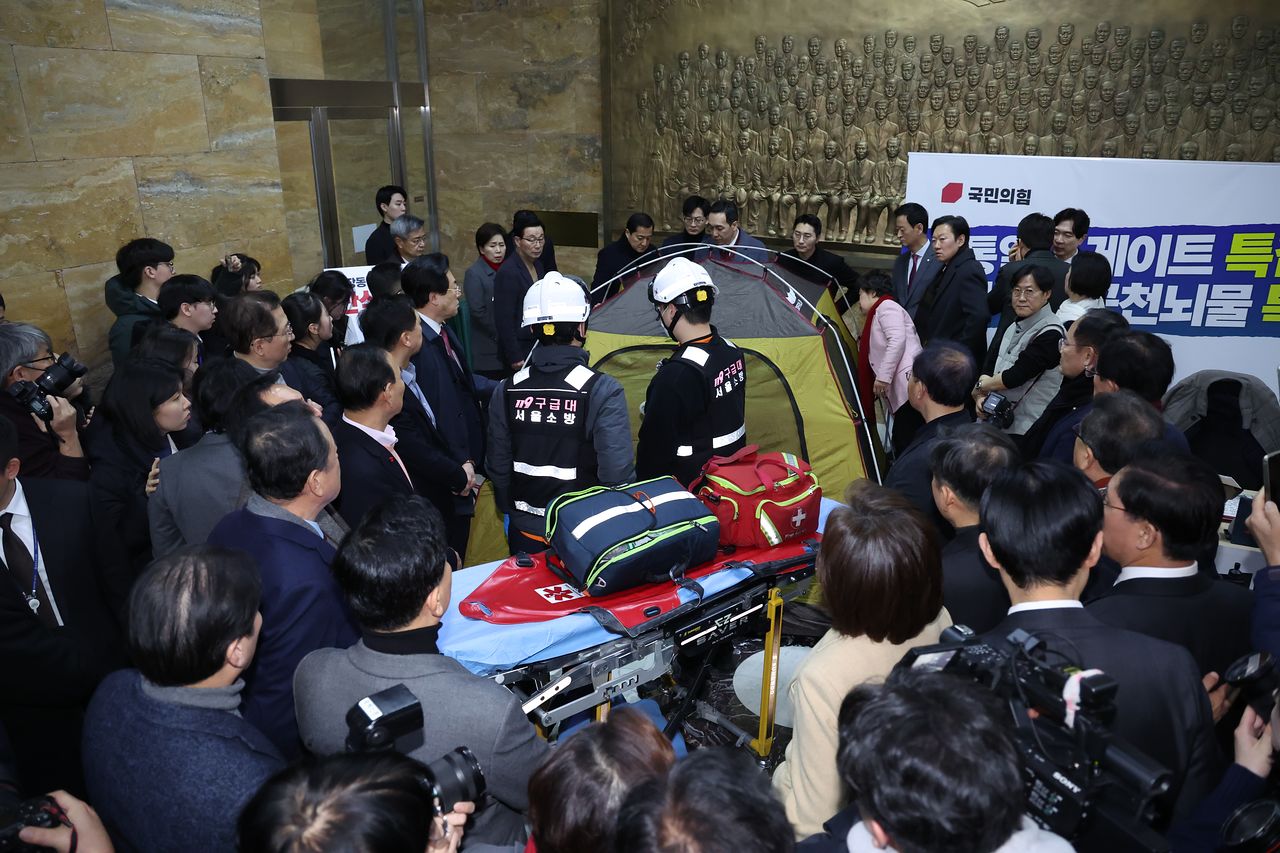 장동혁 국민의힘 대표 단식 7일차인 21일 오후 단식장인 서울 여의도 국회 로텐더홀에 119소방대원이 출동해 병원 이송을 준비하고 있다. 뉴스1