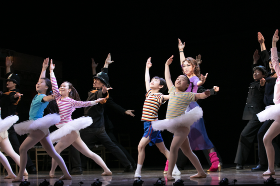 지난 2017년 서울 구로구 신도림동 디큐브아트센터에서 열린 뮤지컬 '빌리엘리어트' 주요장면 시연회에서 출연진들이 발레 군무를 선보이고 있다. 뉴스1