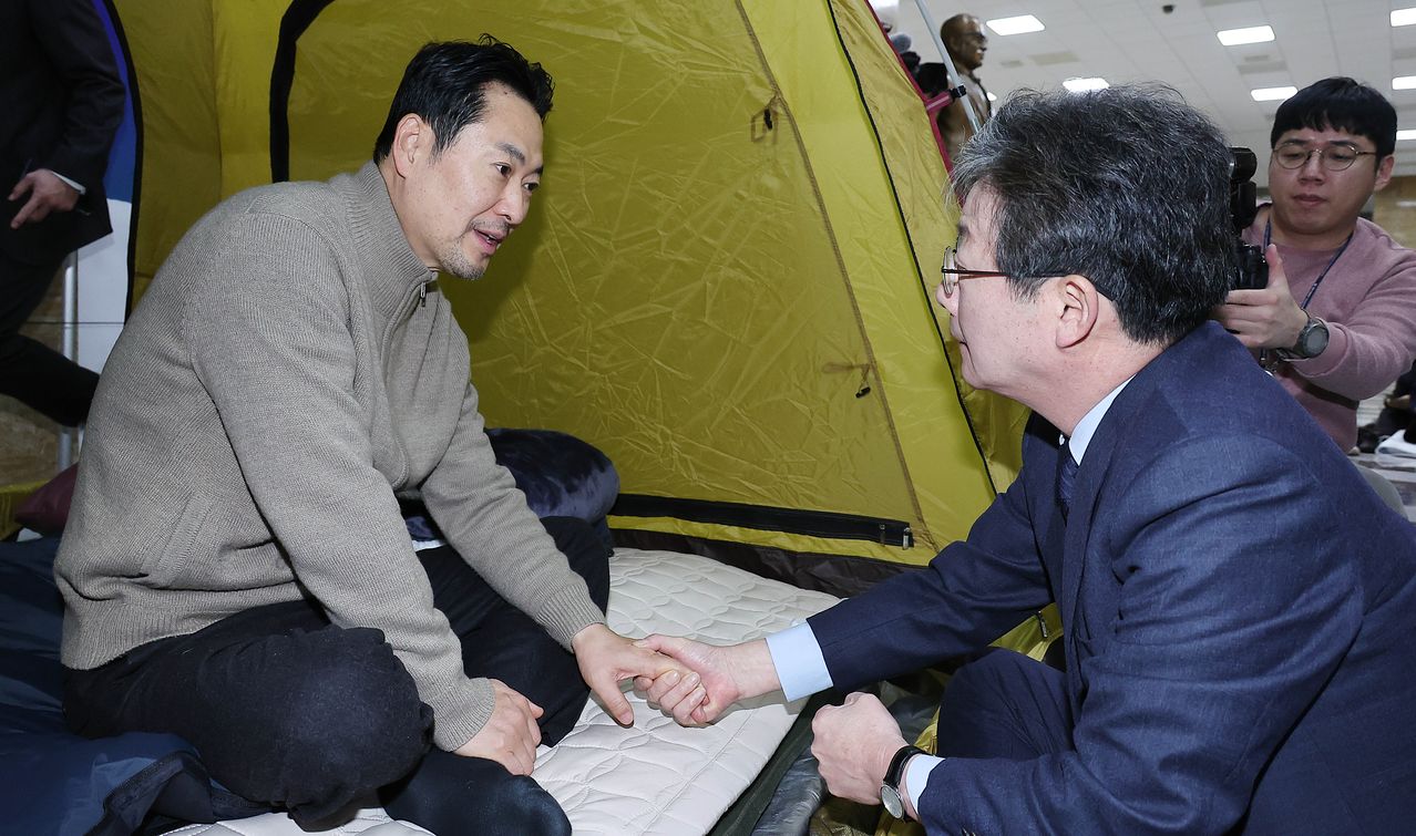 장동혁 국민의힘 대표(왼쪽)가 20일 국회에서 유승민 전 의원과 대화하고 있다. 임현동 기자