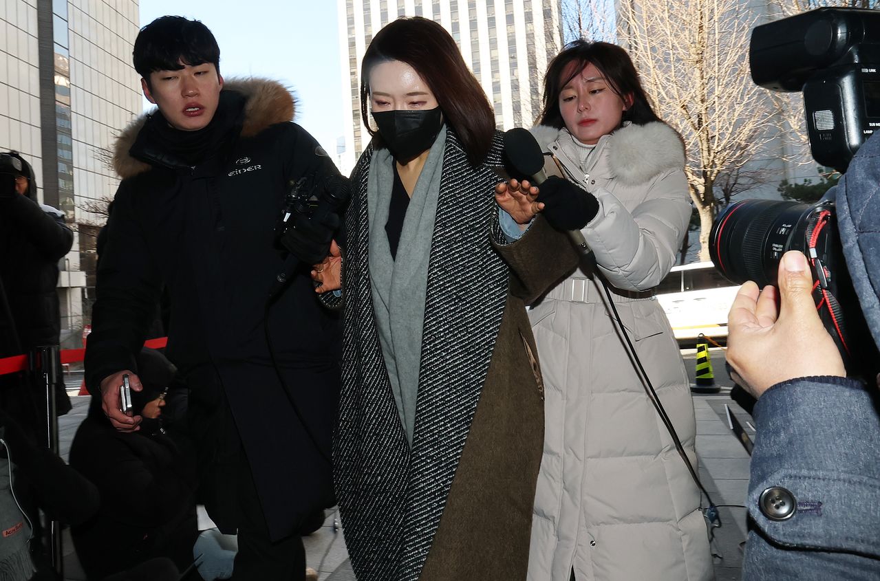 김병기 의원의 공천헌금 수수·아들 부정 편입 의혹의 핵심으로 지목되는 이지희 동작구의원이 21일 오후 서울 마포구 서울경찰청 공공범죄수사대에서 피의자 신분으로 조사를 받기 위해 출석하고 있다. 뉴스1