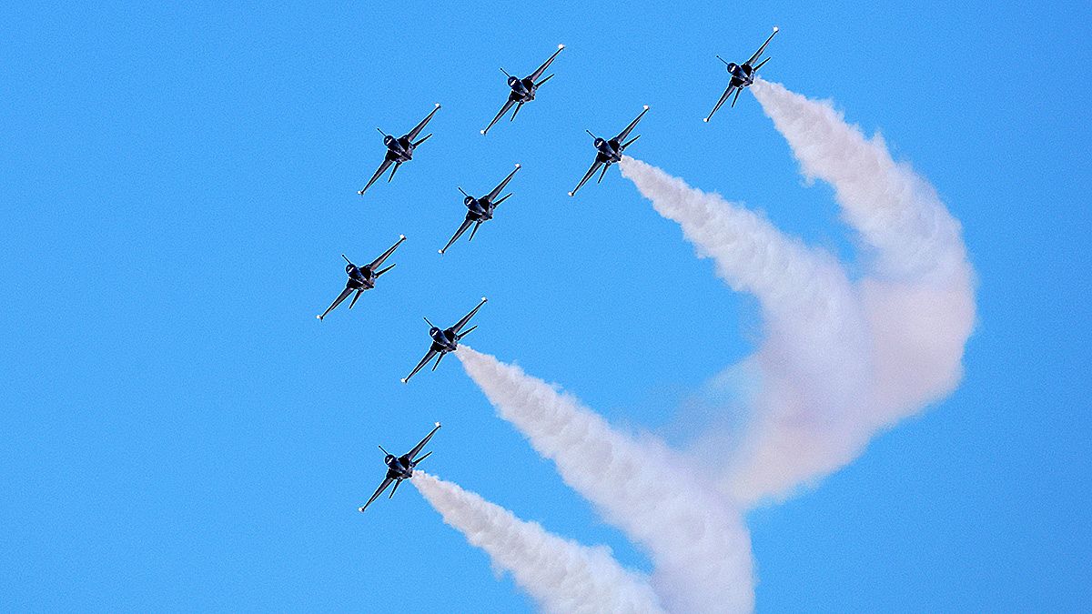 지난해 10월 오후 경기 성남시 서울공항에서 열린 서울 AEDX 2025에서 공군 블랙이글스가 비행을 하고 있다. 뉴시스