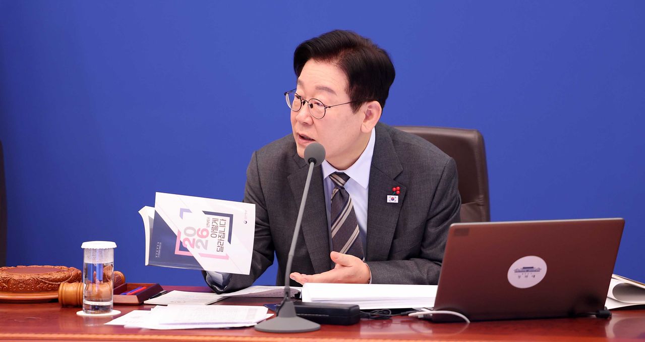 이재명 대통령이 20일 오전 청와대 본관에서 열린 국무회의에서 정책 자료집 ‘2026년부터 이렇게 달라집니다’를 보며 발언하고 있다. 전민규 기자 