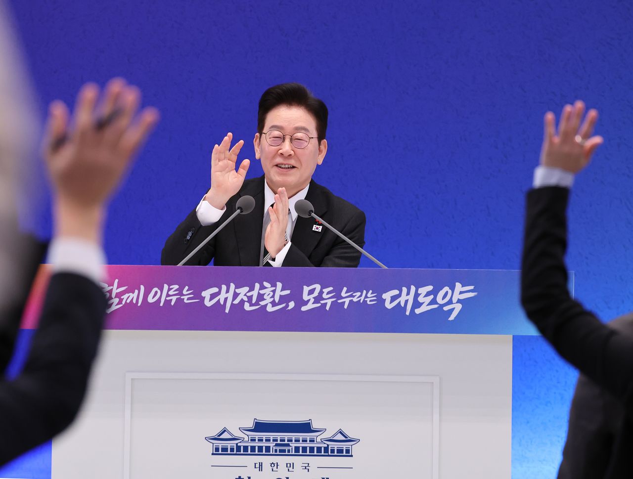 이재명 대통령이 21일 청와대 영빈관에서 2026 신년 기자회견 '함께 이루는 대전환, 모두 누리는 대도약'에서 기자의 질문을 받고 있다. 2026.01.21 청와대사진기자단