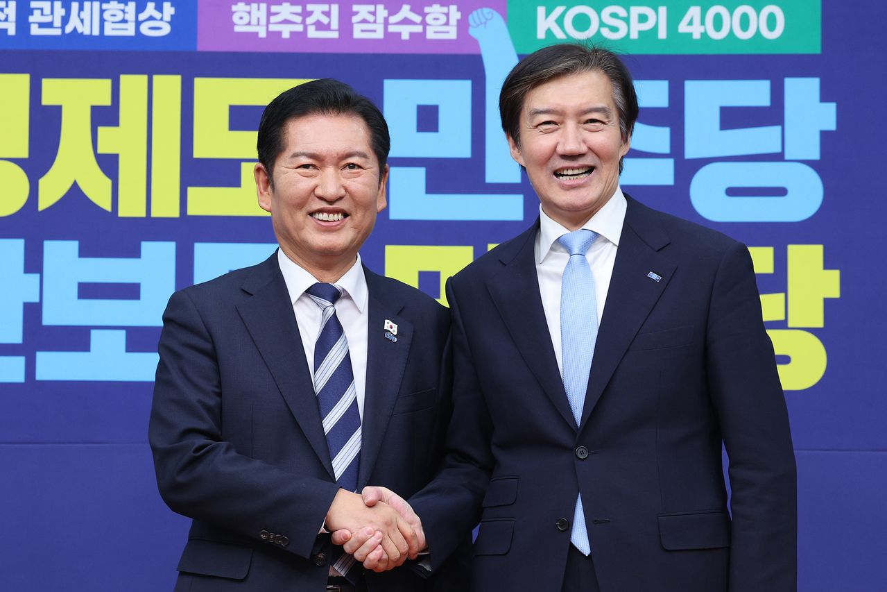 정청래 더불어민주당 대표가 지난해 11월 26일 서울 여의도 국회에서 조국 조국혁신당 대표를 접견하고 있다. 뉴스1