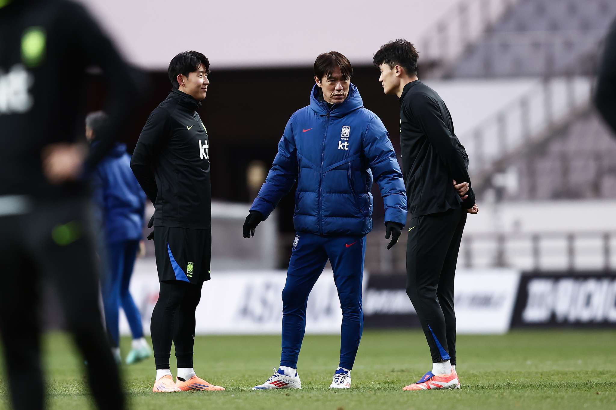 홍명보 (가운데) 한국축구대표팀 감독이 손흥민, 김민재와 대화를 나누고 있다. [사진 KFA]