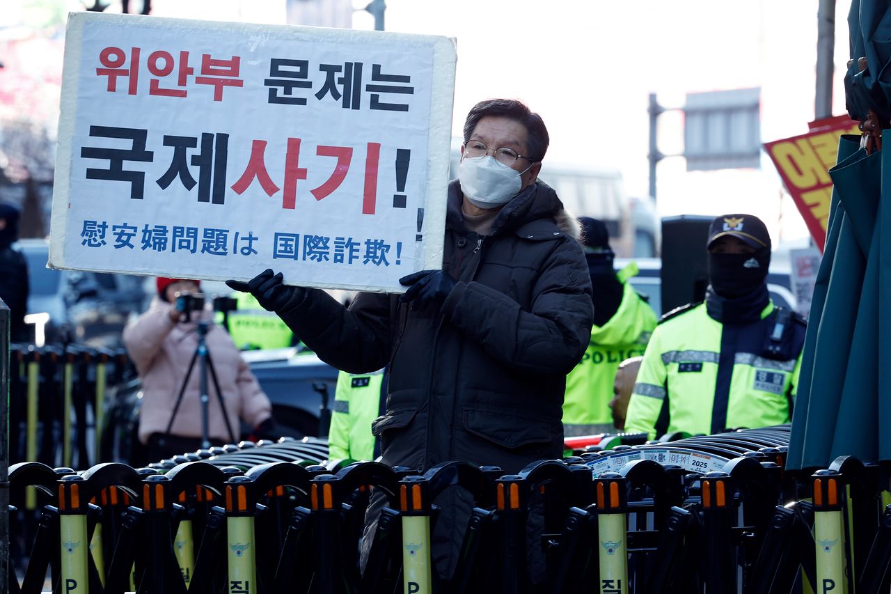 전국을 돌며 일본군 위안부 피해자를 상징하는 '평화의 소녀상'을 대상으로 철거 시위를 벌인 극우단체 위안부법폐지국민행동의 김병헌 대표가 지난 7일 낮 서울 종로구 중학동 옛 일본대사관 앞 평화의 소녀상 옆에서 철거 시위를 이어가고 있다. 뉴스1