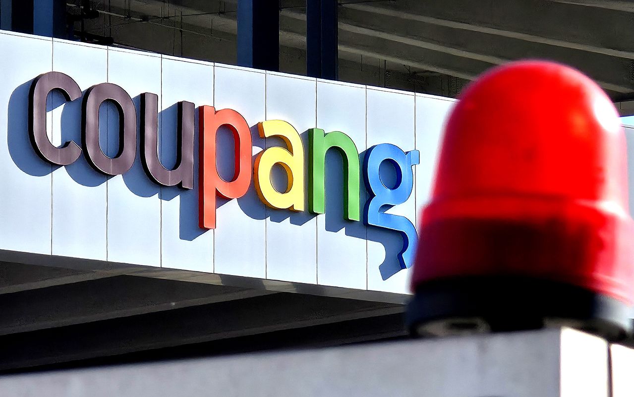 대규모 개인정보 유출 사태를 일으킨 쿠팡에 대한 조사가 장기화 되고 있는 가운데 21일 오후 대전의 한 쿠팡 물류센터 주변이 긴장감이 돌고 있다. 김성태 객원기자