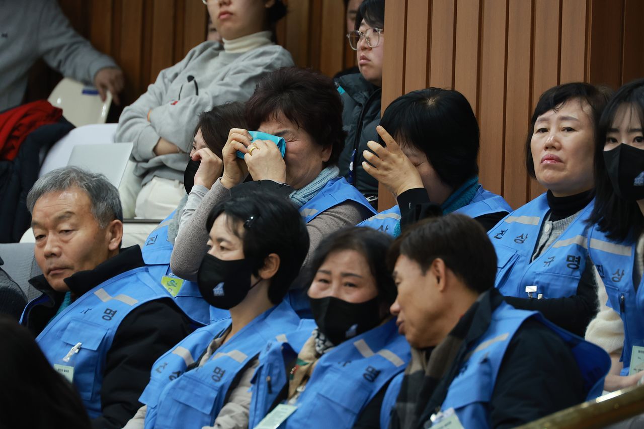 22일 서울 여의도 국회에서 열린 12.29 여객기 참사 진상규명을 위한 국정조사특별위원회 청문회에서 유족들이 항공철도 사고조사위원회 위원의 발언을 들으며 슬픔에 잠겨 있다. 뉴시스