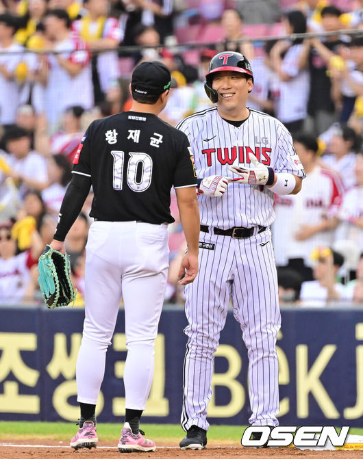 [OSEN=잠실, 박준형 기자] 30일 오후 서울 잠실구장에서 ‘2025 신한 SOL BANK KBO리그’ LG 트윈스와 KT 위즈의 경기가 진행됐다.이날 LG는 손주영(8승 6패)을 KT는 패트릭(0승 0패)을 선발투수로 내세웠다. 1회말 LG 김현수가 안타를 날린뒤 KT 황재균의 축하를 받고 있다. 김현수는 이 안타로 KBO 통산 3번째 16시즌 연속 100안타를 달성했다.   2025.07.30  / soul1014@osen.co.kr