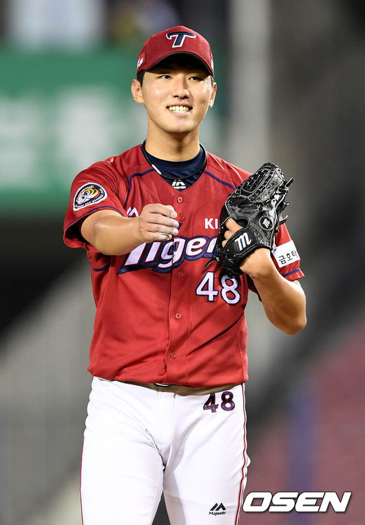 [OSEN=잠실, 최규한 기자] 10일 오후 서울 잠실야구장에서 '2016 타이어뱅크 KBO 리그' 두산 베어스와 KIA 타이거즈의 경기가 열렸다.4회말 2사 1루 상황 양의지를 삼진으로 이끌며 실점없이 이닝을 마친 KIA 선발 홍건희가 미소짓고 있다. /dreamer@osen.co.kr