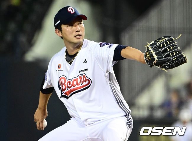 [OSEN=잠실, 조은정 기자]27일 오후 서울 잠실구장에서 ‘2025 신한 SOL Bank KBO리그’ 두산 베어스와 삼성 라이온즈의 경기가 열렸다.두산은 윤태호, 삼성은 가라비토를 선발로 내세웠다.7회초 두산 홍건희가 역투하고 있다. 2025.08.27 /cej@osen.co.kr