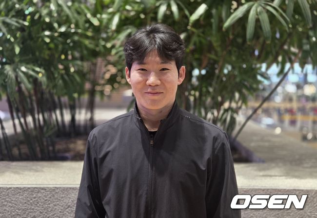 [OSEN=인천공항, 한용섭 기자] 프로야구 NC 다이노스 이호준 감독과 박민우가 21일 미국 애리조나 스프링캠프로 먼저 출국했다. 박민우가 취재진과 인터뷰를 하고 있다. /orange@osen.co.kr