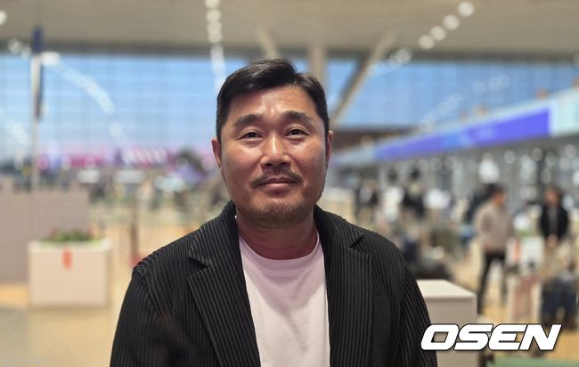 [OSEN=인천공항, 한용섭 기자] 프로야구 NC 다이노스 이호준 감독과 박민우가 21일 미국 애리조나 스프링캠프로 먼저 출국했다. 이호준 감독이 취재진과 인터뷰를 하고 있다. /orange@osen.co.kr