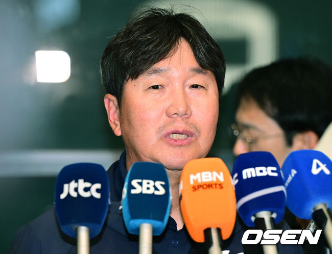 [OSEN=인천공항, 최규한 기자] 류지현 감독이 이끄는 야구 국가대표팀 선수단 및 코칭스태프가 21일 오후 미국령 사이판에서 열린 1차 전지훈련을 마치고 인천공항을 통해 귀국했다. 2026 WBC(월드베이스볼클래식)를 준비하는 대표팀은 2월 15일 오키나와 캠프에서 다시 소집될 예정이다. 대표팀 류지현 감독이 취재진과 인터뷰를 하고 있다. 2026.01.21 / dreamer@osen.co.kr