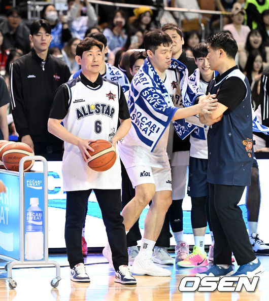 이승현 '감독님 여기서 이러시면 안돼요'