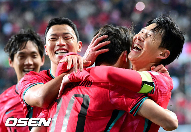 [OSEN=대전, 최규한 기자] 1년 8개월 만에 대표팀으로 돌아온 조규성이 골맛을 봤다. 손흥민도 프리킥 득점으로 한국을 승리로 이끌었다.홍명보 감독이 이끄는 한국축구대표팀(FIFA 랭킹 22위)은 14일대전월드컵경기장에서 볼리비아(76위)와 11월 A매치 1차전을 치러 2-0으로 승리했다.후반 한국 손흥민이 프리킥 선제골을 작렬시킨 뒤 동료들과 기뻐하고 있다. 2025.11.14 / dreamer@osen.co.kr