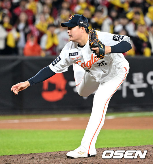 [OSEN=대전, 이대선 기자] 29일 대전 한화생명볼파크에서 2025 신한 SOL Bank KBO리그 포스트시즌 한국시리즈 3차전 한화 이글스와 LG 트윈스의 경기가 열렸다.이날 경기에 한화는 폰세를, LG는 손주영을 선발투수로 내세웠다. 8회초 무사에서 한화 한승혁이 역투하고 있다. 2025.10.29 /sunday@osen.co.kr