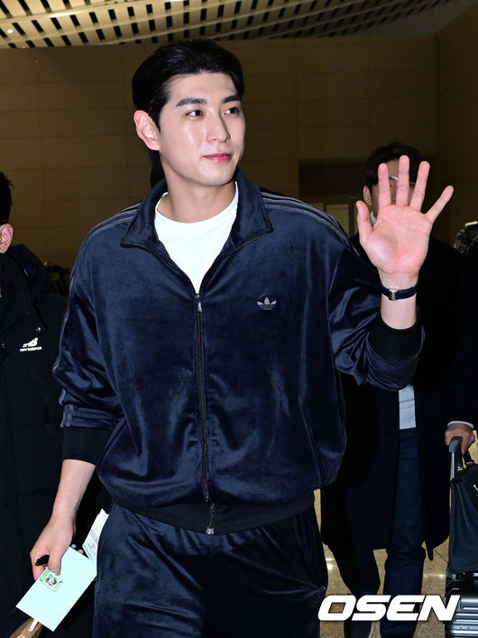 [OSEN=인천공항, 최규한 기자] 미국 메이저리그 샌프란시스코 자이언츠 이정후가 2026 시즌을 위해 21일 오후 인천공항을 통해 미국으로 출국했다.이정후는 LA에서 개인 훈련을 진행한 뒤 팀 스프링캠프가 열리는 애리조나주 스코츠데일로 이동할 계획이다.이정후가 출국하며 인사를 전하고 있다. 2026.01.21 / dreamer@osen.co.kr