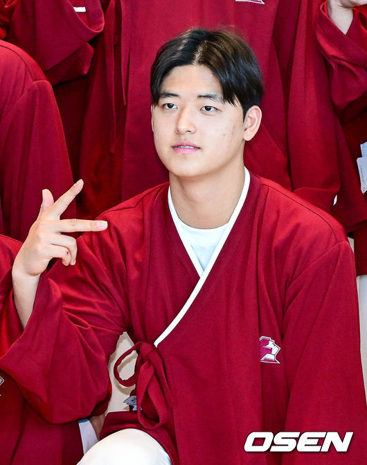 [OSEN=인천공항, 최규한 기자] 프로야구 키움 히어로즈가 2026 시즌을 준비하기 위해 22일 오전 대만 가오슝으로 출국했다.키움은 22일부터 3월 7일까지 총 45일간 대만 가오슝에서 2026시즌을 위한 스프링캠프에 돌입한다. 이번 캠프에는 설종진 감독을 포함한 코칭스태프 12명과 선수 48명 등 총 60명이 참가한다.키움 박준현을 비롯한 선수들이 출국을 앞두고 포즈를 취하고 있다. 2026.01.22 / dreamer@osen.co.kr