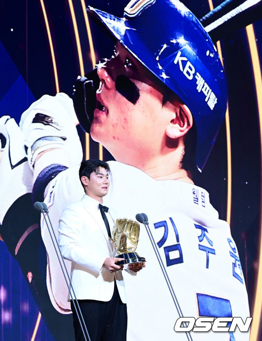 [OSEN=지형준 기자] 9일 오후 서울 송파구 잠실동 롯데호텔 월드에서 2025 신한은행 SOL 뱅크 KBO 골든글러브 시상식이 열렸다.KBO 골든글러브 시상식은 포지션별 최고의 선수를 가리는 자리로 올 시즌의 대미를 장식하는 자리다.NC 김주원이 유격수 부문 골든글러브를 수상하며 소감을 말하고 있다. 2025.12.09 /jpnews@osen.co.kr