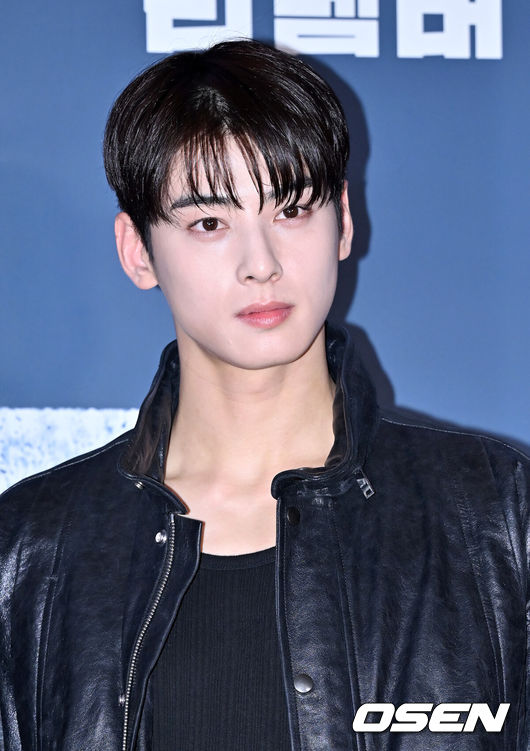 [OSEN=민경훈 기자] 20일 오후 서울시 강남구 메가박스 코엑스에서 영화 ‘리멤버’ (감독 이일형) VIP시사회가 열렸다.아스트로(ASTRO) 차은우가 입장하며 포즈를 취하고 있다. 2022.10.20 /rumi@osen.co.kr