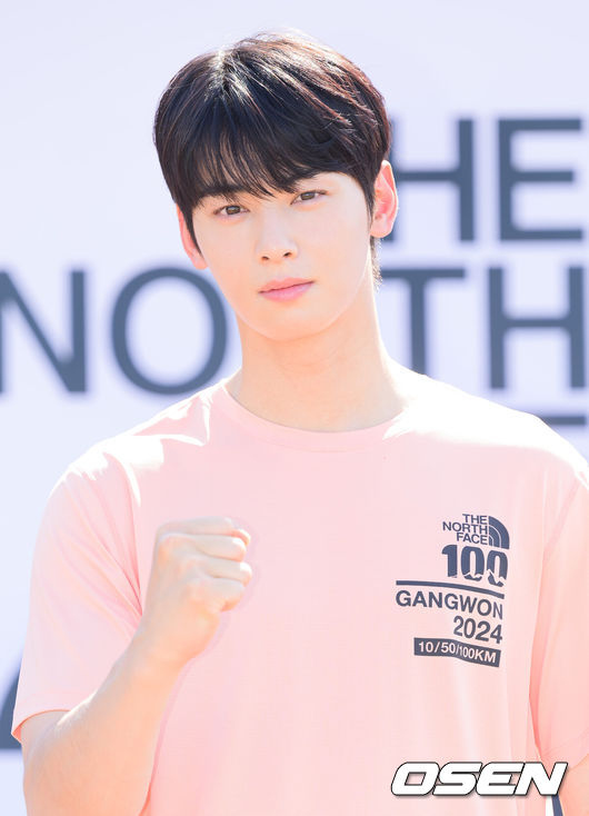 [OSEN=이대선 기자] 가수 겸 배우 차은우가 18일 오후 강원도 경포호수광장에서 열린 ’2024 TNF 100 강원’ 행사에 참석했다.차은우는 오는 6월 29, 30일 일본 K-아레나 요코하마, 7월 6일 서울 송파구 올림픽공원 SK핸드볼경기장에서 각각 팬콘서트 투어 ‘Mystery Elevator’ 앙코르 공연을 앞두고 있다.차은우가 포즈를 취하고 있다. 2024.05.18 /sunday@osen.co.kr