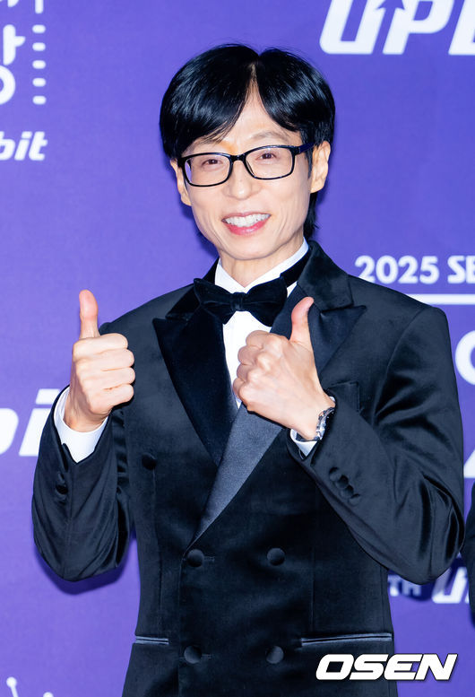 [OSEN=민경훈 기자] 30일 오후 서울 마포구 상암 SBS 프리즘타워에서 ‘2025 SBS 연예대상’ 포토월 행사가 열렸다.올해 대상 후보는 유재석, 전현무, 탁재훈, 신동엽, 이상민, 서장훈, 지석진이 올라 대상을 두고 치열한 경쟁을 펼친다.'런닝맨'의 유재석이 레드카펫을 밟으며 포즈를 취하고 있다. 2025.12.30 /rumi@osen.co.kr