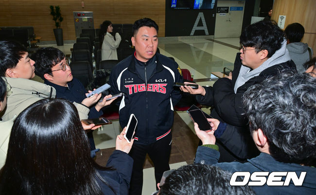 [OSEN=김포공항, 박준형 기자] 2026시즌 스프링캠프 나서는 KIA 코칭스태프와 외국인 선수들이 22일 김포국제공항을 통해 일본 아마미오시마로 출국했다. 지난해 미국 캘리포니아 어바인에서 훈련했던KIA는 일본 가고시마현의 외딴섬인 아마미오시마로 1차 훈련지로 정했다. 심재학 KIA 단장은 “미국에서 훈련해서 원하던 결과를 얻지 못했다”면서 “시차 등을 고려해도 일본이 낫다고 평가했다. 현지 실사를 했을 때 훈련에만 집중하기 딱 좋은 환경이었다”고 밝혔다.KIA 이범호 감독이 인터뷰를 하고 있다.      2026.01.22 / soul1014@osen.co.kr