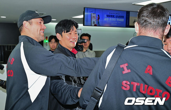 [OSEN=김포공항, 박준형 기자] 2026시즌 스프링캠프 나서는 KIA 코칭스태프와 외국인 선수들이 22일 김포국제공항을 통해 일본 아마미오시마로 출국했다. 지난해 미국 캘리포니아 어바인에서 훈련했던KIA는 일본 가고시마현의 외딴섬인 아마미오시마로 1차 훈련지로 정했다. 심재학 KIA 단장은 “미국에서 훈련해서 원하던 결과를 얻지 못했다”면서 “시차 등을 고려해도 일본이 낫다고 평가했다. 현지 실사를 했을 때 훈련에만 집중하기 딱 좋은 환경이었다”고 밝혔다.KIA 손승락 코치가 데일과 인사를 나누고 있다.  2026.01.22 / soul1014@osen.co.kr
