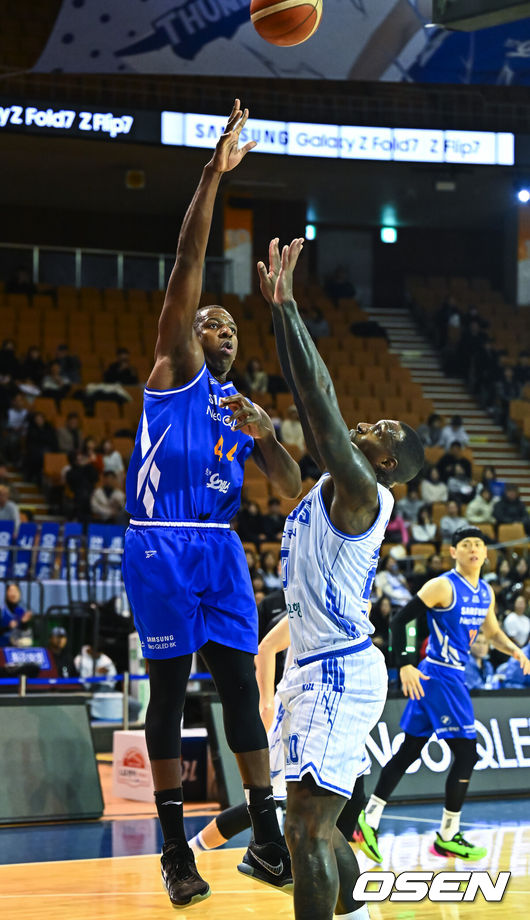 [OSEN=잠실실내체, 박준형 기자] 22일 서울 잠실실내체육관에서 2025-26 LG전자 프로농구 서울 삼성과 대구 한국가스공사의 경기가 진행됐다.서울 삼성은 10승 21패로 10위, 대구 한국가스공사는 11승 21패로 공동 8위에 올랐다. 두 팀의 승차는 단 반 게임 차. 이날의 승패로 순위가 역전될 수 있다.1쿼터 삼성 니콜슨이 훅슛을 성공시키고 있다.  2026.01.22 / soul1014@osen.co.kr