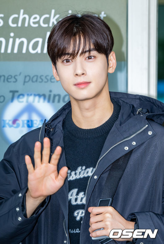 [OSEN=인천공항, 민경훈 기자] 그룹 아스트로(ASTRO)의 차은우가 25일 오전 인천 중구 운서동 인천국제공항 제 2여객터미널을 통해 파리 패션위크 참석 차 프랑스 파리로 출국했다.아스트로 차은우가 출국장으로 이동하며 포즈를 취하고 있다. 2022.09.25 / rumi@osen.co.kr